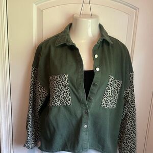 Green Button-Up Shirt with Leopard Print Pockets size Small
